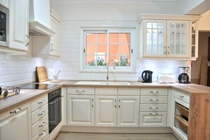 Fridge, microwave, oven, stovetop - Villa in Vilamoura with Private Pool (Vilamoura)