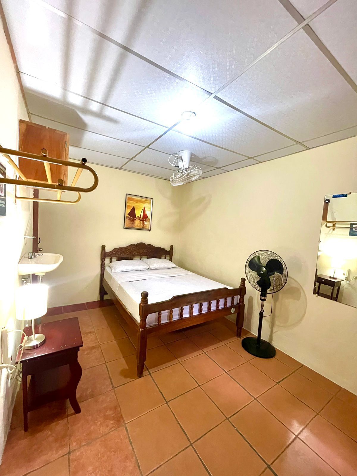 Eenvoudige kamer, 1 queensize bed | Hypoallergeen beddengoed, een bureau, verduisterende gordijnen