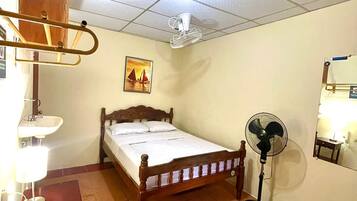 Habitació bàsica, 1 llit de matrimoni | 1 dormitori, roba de llit hipoal·lergògena i escriptori