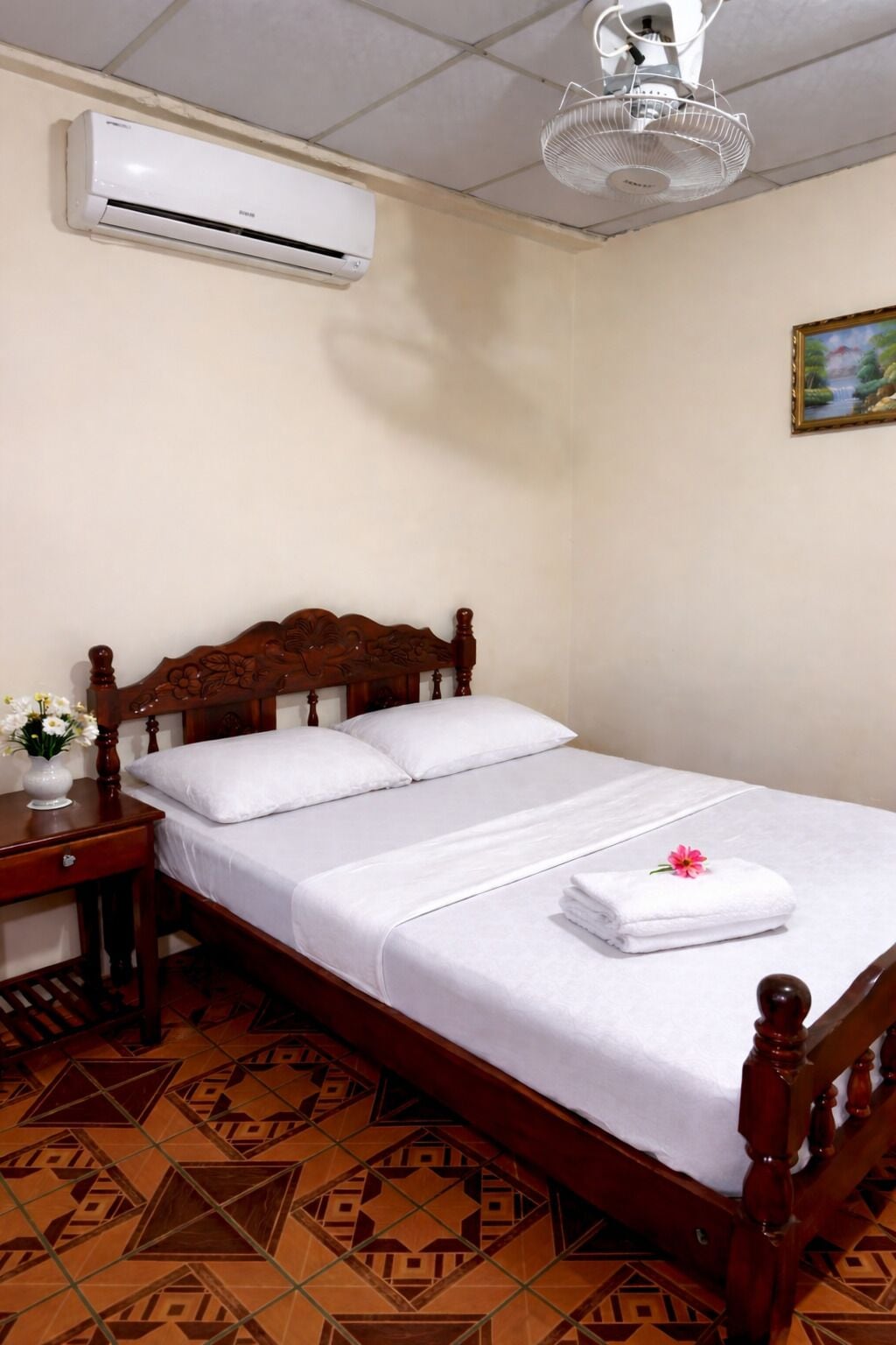 Hypo-allergenic bedding, desk, blackout drapes, free WiFi