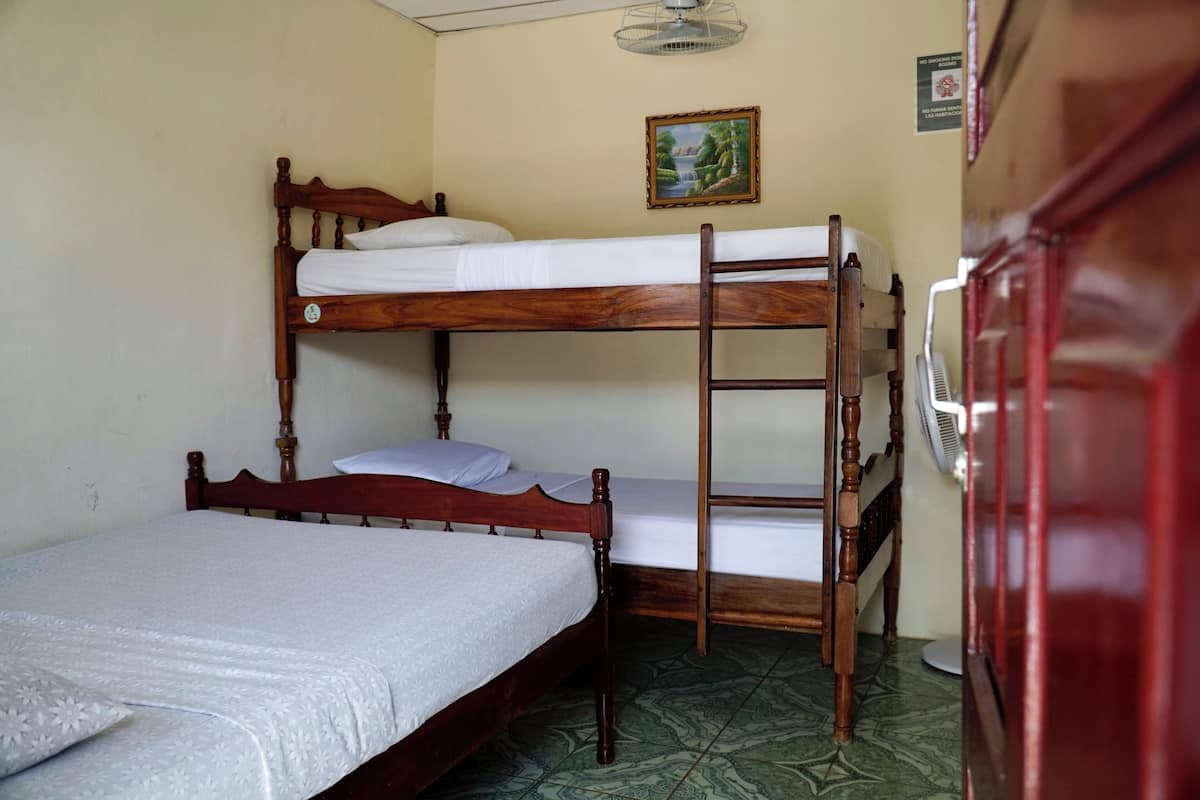 Kamar Quadruple Basic, 1 kamar tidur, pemandangan halaman | 1 kamar tidur, seprai antialergi, meja kerja, dan tirai kedap cahaya