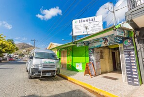 Property entrance - Hostal los Chamos - Hostel (San Juan del Sur)