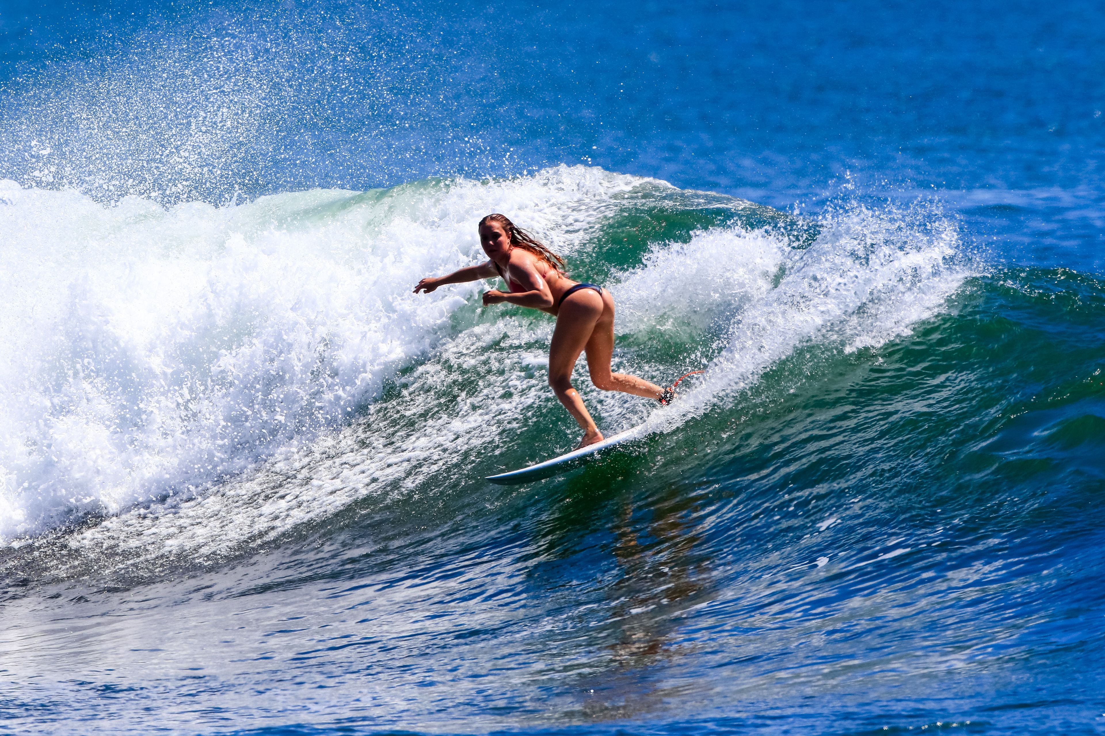 Nær stranden, brettseiling og surfing