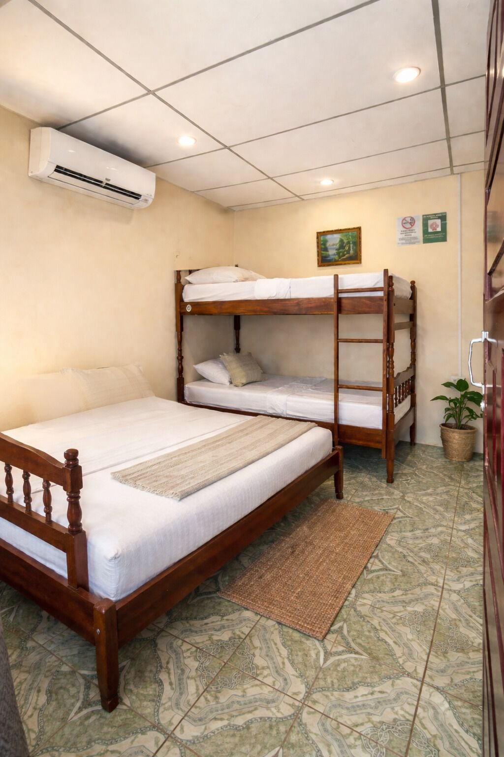 Kamar Quadruple Basic, 1 kamar tidur, pemandangan halaman | Seprai antialergi, meja kerja, tirai kedap cahaya, dan Wi-Fi gratis