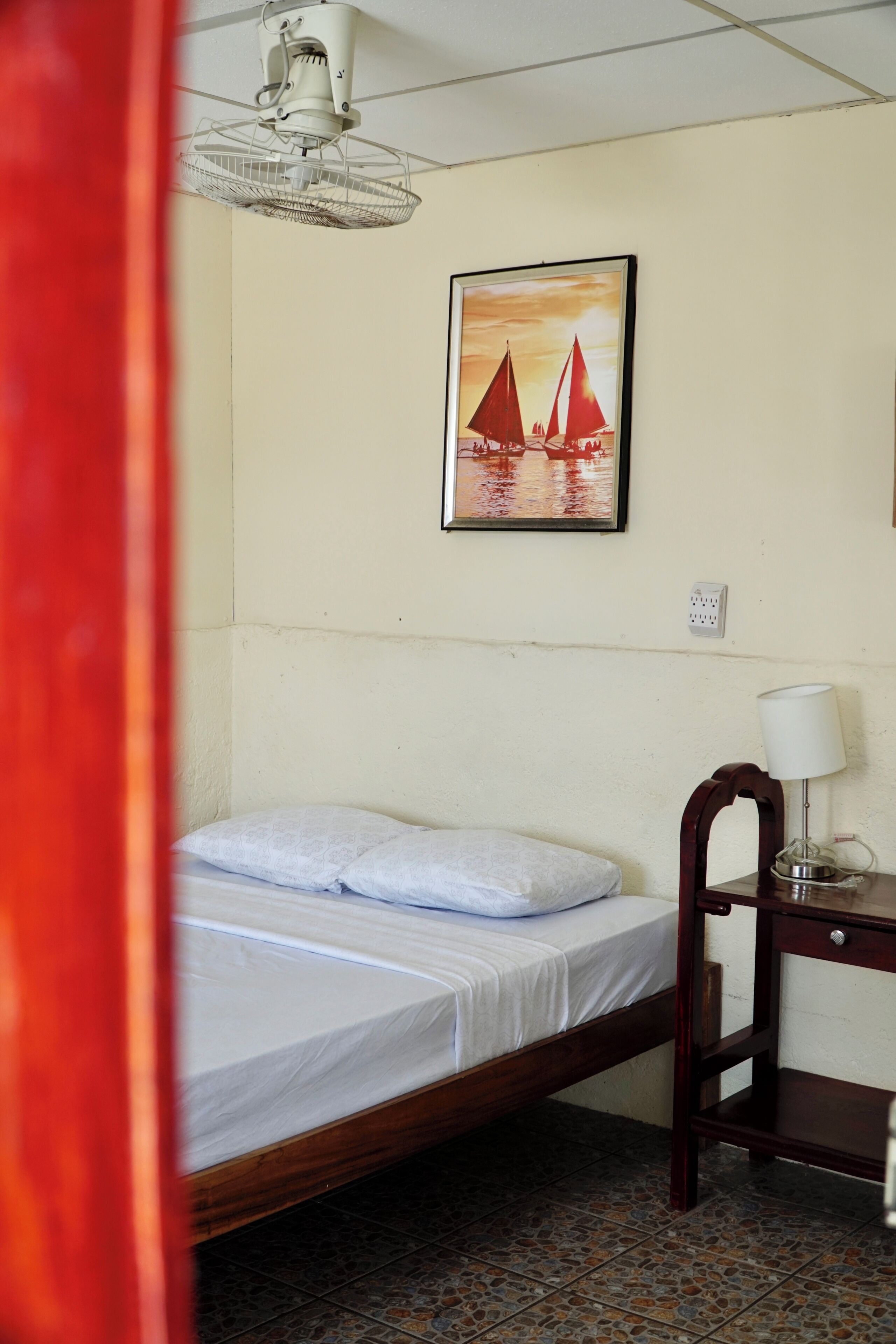 Basic Room, 1 Queen Bed | Hypo-allergenic bedding, desk, blackout drapes, free WiFi