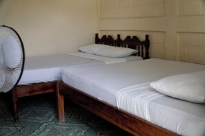 Klassieke vierpersoonskamer, 2 queensize bedden | Hypoallergeen beddengoed, een bureau, verduisterende gordijnen