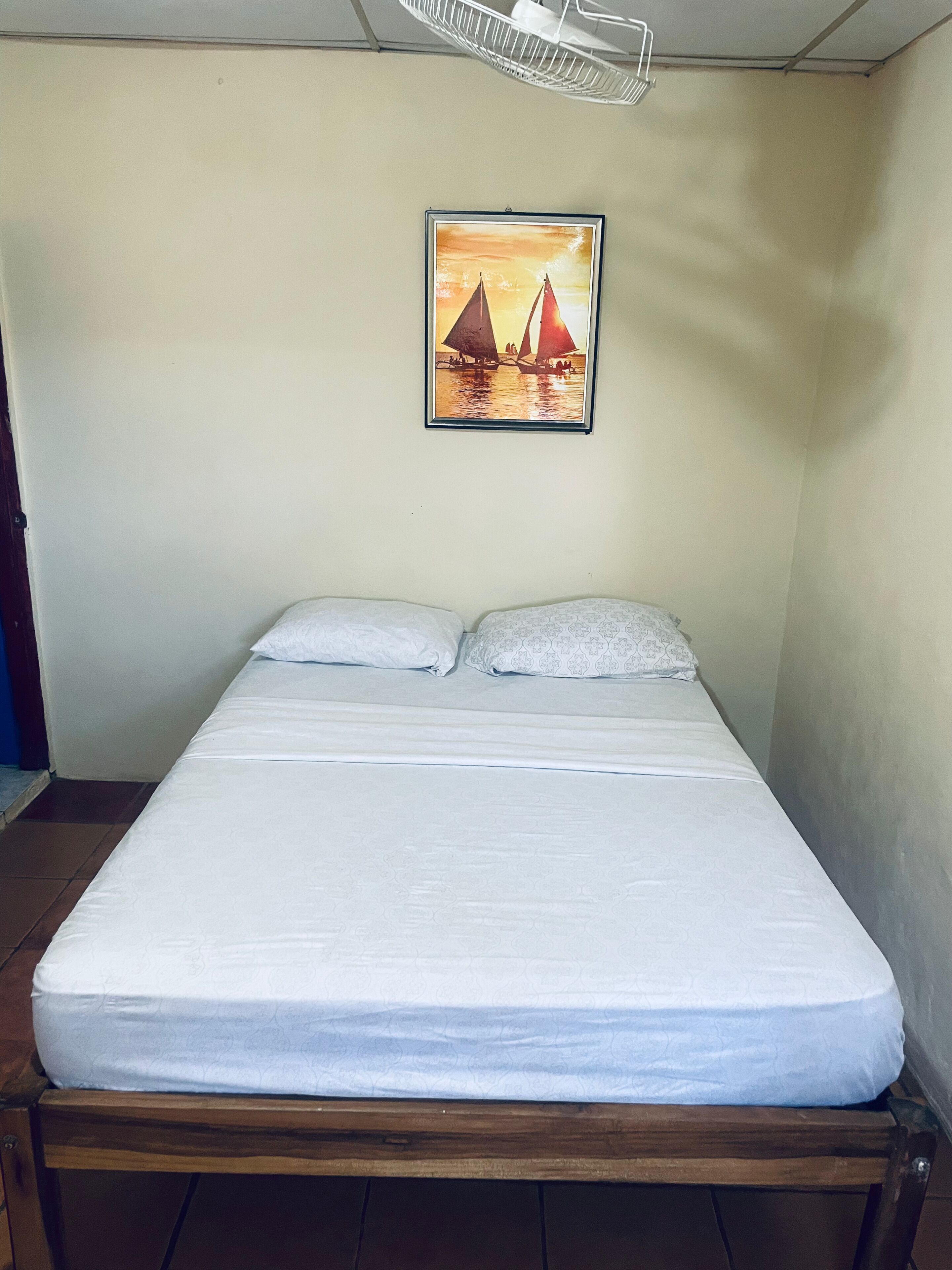 Eenvoudige kamer, 1 queensize bed | Hypoallergeen beddengoed, een bureau, verduisterende gordijnen