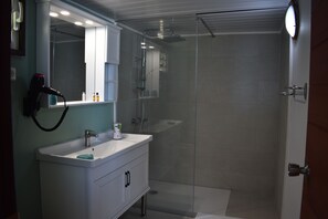 Douche, articles de toilette de luxe, sèche-cheveux, serviettes fournies