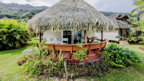 トラディショナル バンガロー クイーンベッド 2 台 ビーチビュー ガーデン (Auti - sleeps 4) | テラス / パティオ