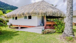 トラディショナル バンガロー クイーンベッド 2 台 ビーチビュー ガーデン (Auti - sleeps 4) | テラス / パティオ