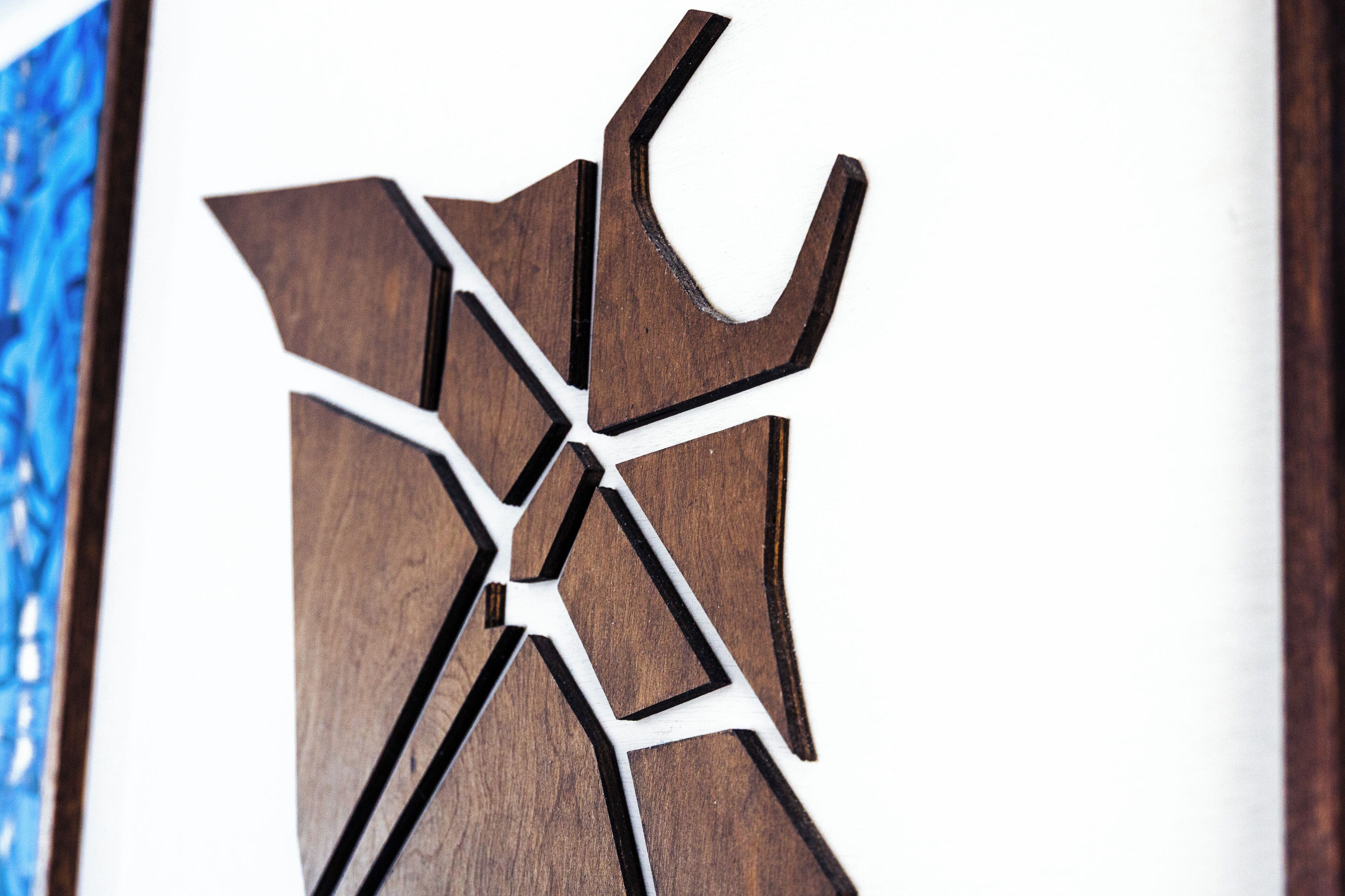 Un mur en bois orné de motifs géométriques.