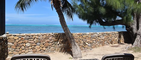 Bungalow, uitzicht op lagune, aan het strand (Aito) | Terras