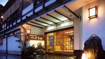 Vista frontal de la propiedad por la tarde o noche