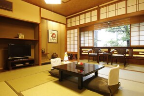 In-room safe, free WiFi, bed sheets - Tsubakino Ryokan (Toyooka)