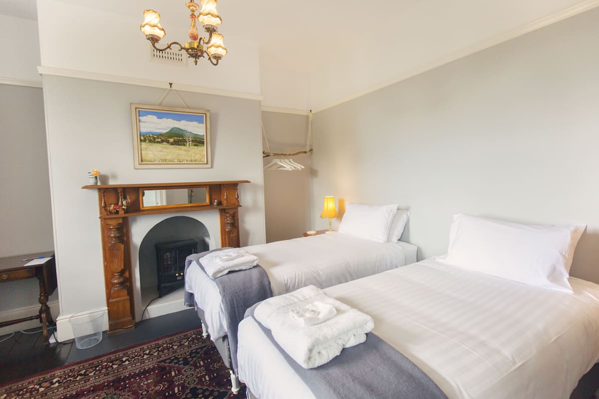 Quarto clássico, vista para o rio | Roupas de cama premium, quartos à prova de som