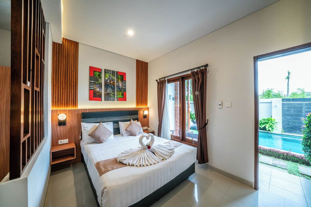 Ein modernes Hotelzimmer mit einem großen Bett, einem Holzkopfteil, einem Wandbild und Blick auf einen Außenpool.