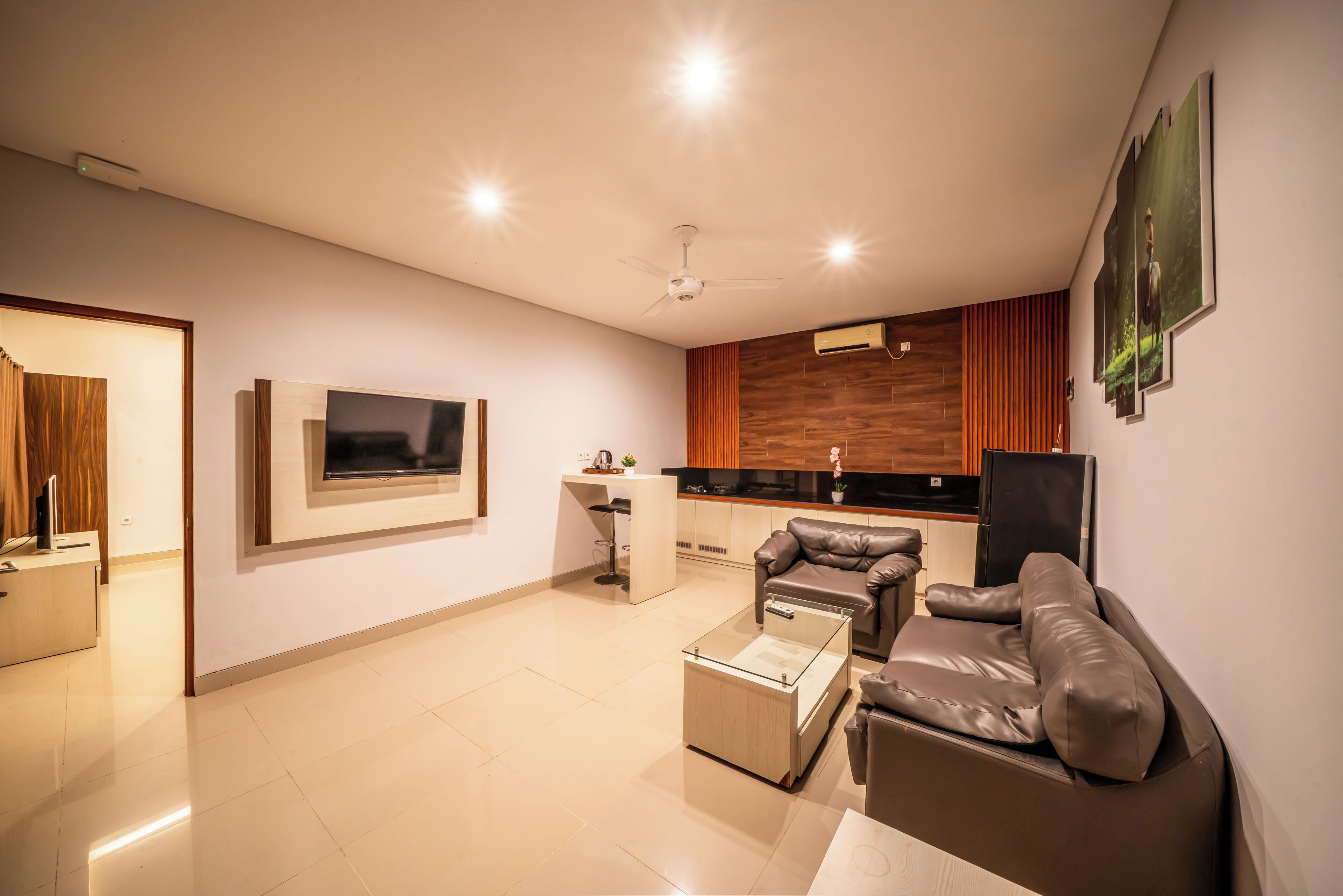 Uma sala de estar moderna com sofá, mesa de centro e televisão de tela plana.