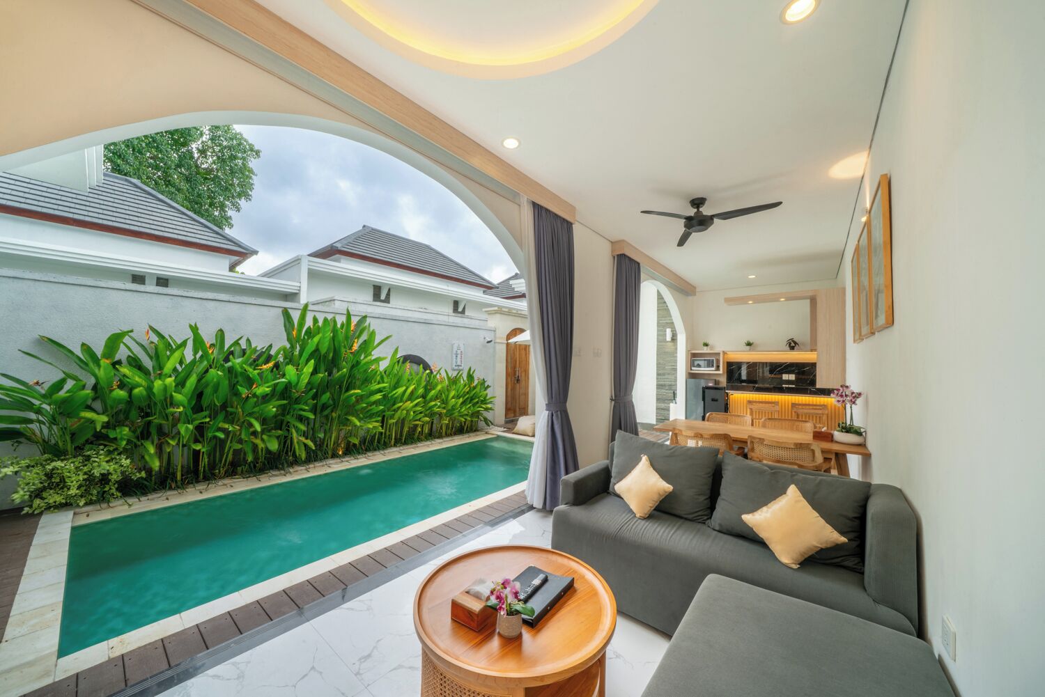 Twobedroom Private Pool Villa | Wohnbereich | 34-Zoll-Flachbildfernseher mit Digitalempfang, Fernseher