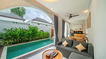 Twobedroom Private Pool Villa | Wohnbereich | 34-Zoll-Flachbildfernseher mit Digitalempfang, Fernseher