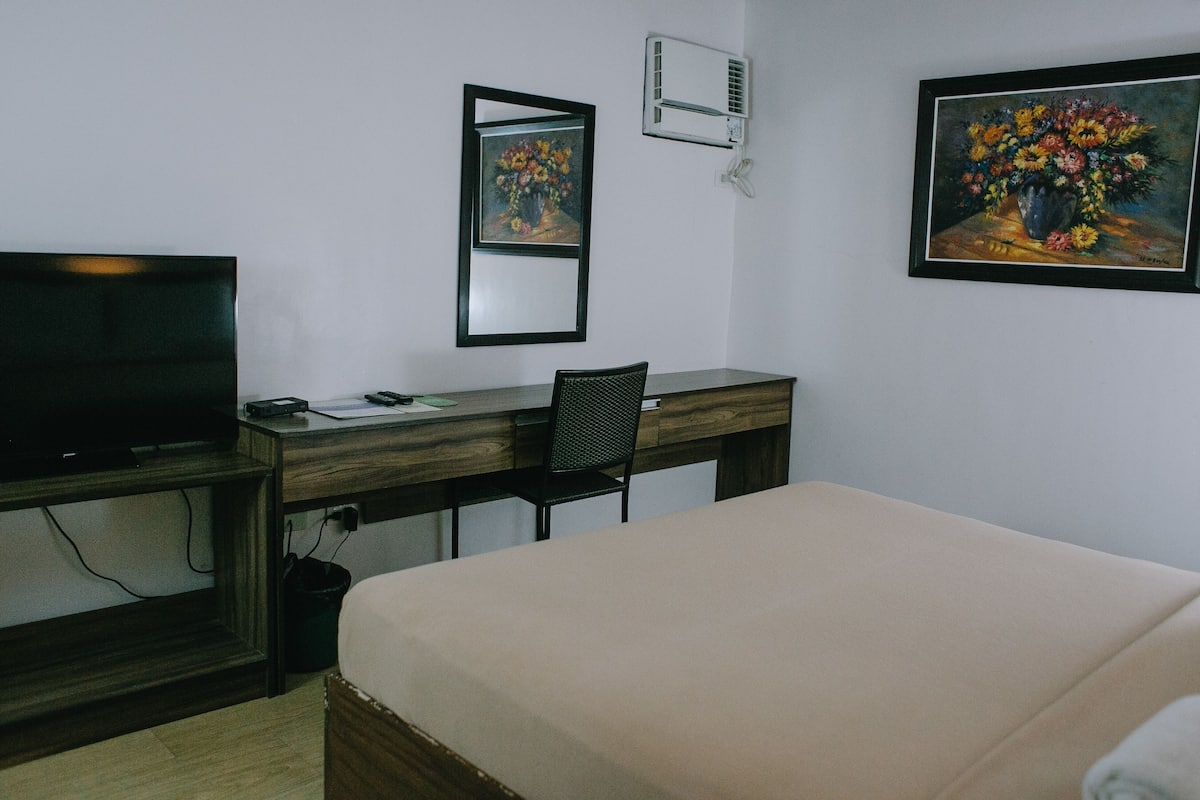 Schreibtisch, schallisolierte Zimmer, Bügeleisen/Bügelbrett