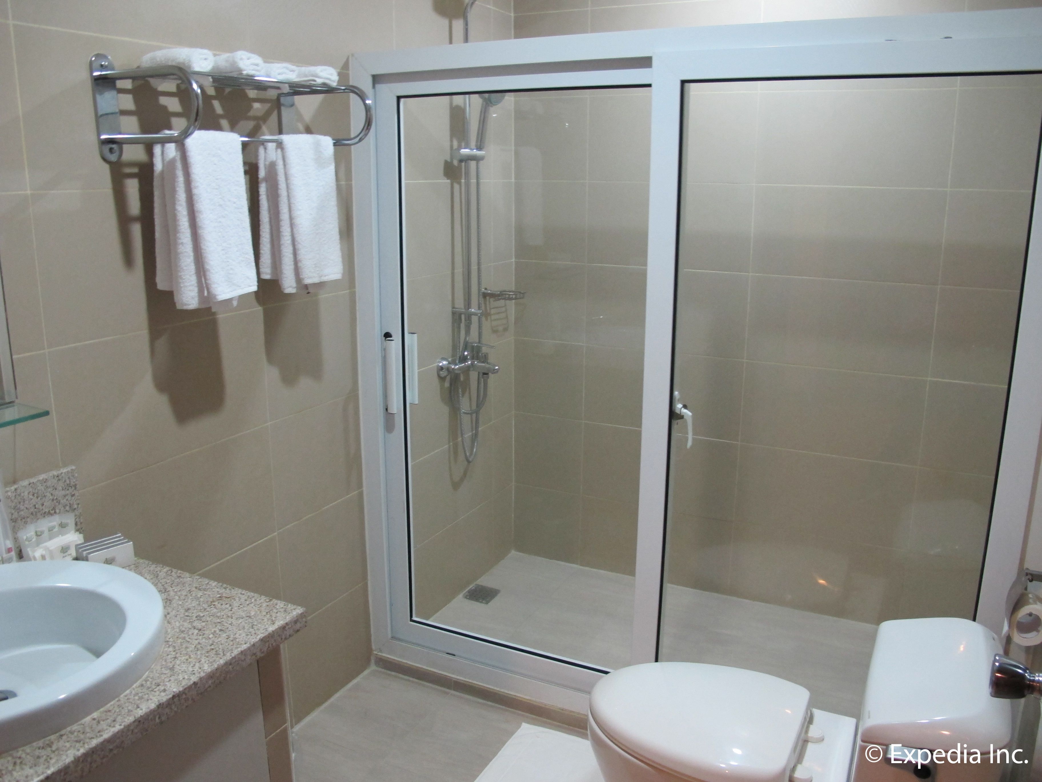 family quadruple room | bathroom | shower, free toiletries, hair dryer, slippers