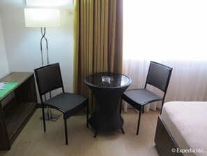 Family Quadruple Room | Living room | Flat-screen TV - Leope Hotel (Mandaue)