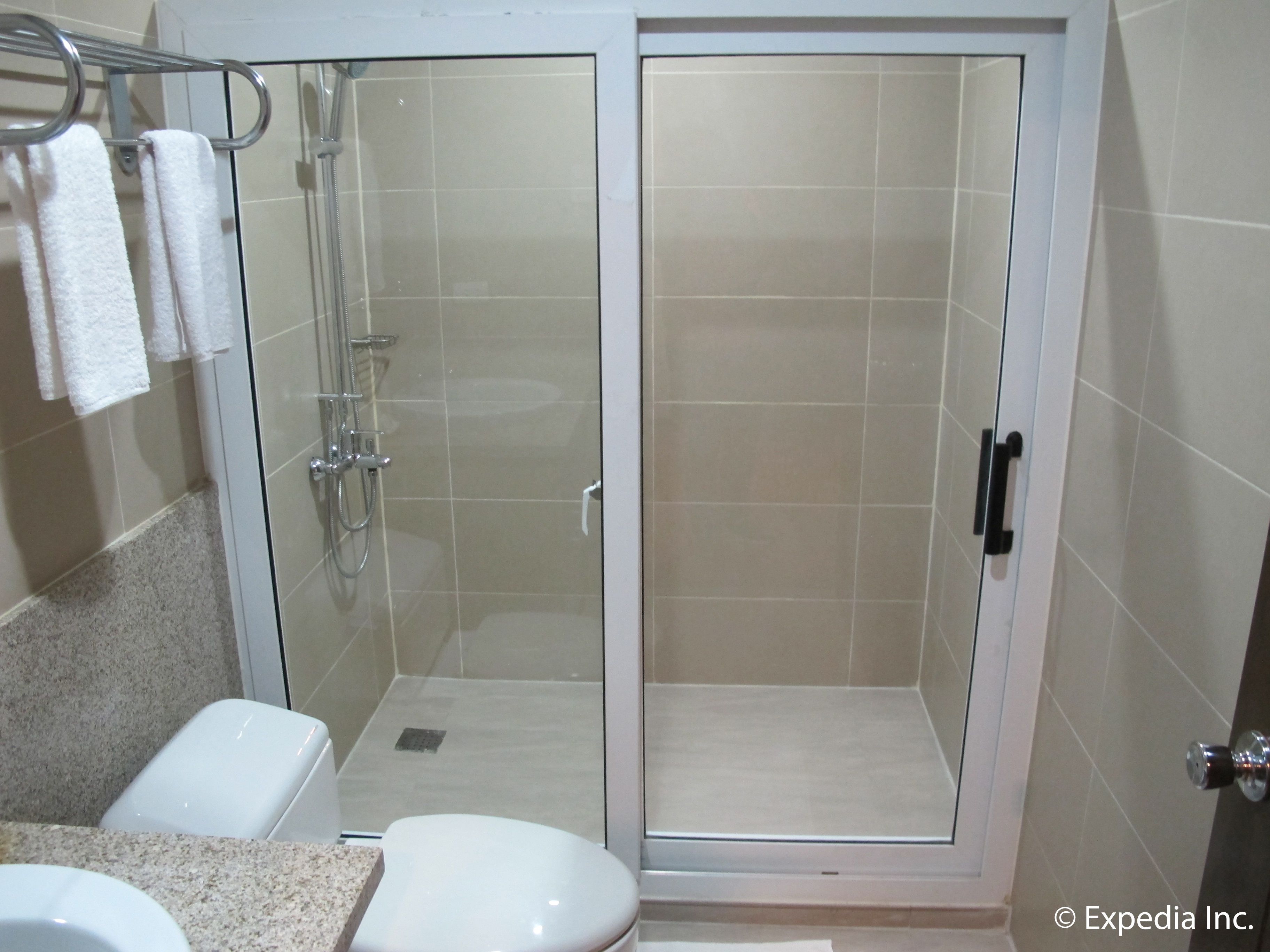 deluxe room | bathroom | shower, free toiletries, hair dryer, slippers