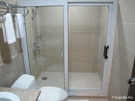 Quarto Deluxe | Banheiro | Chuveiro, produtos de toalete grátis