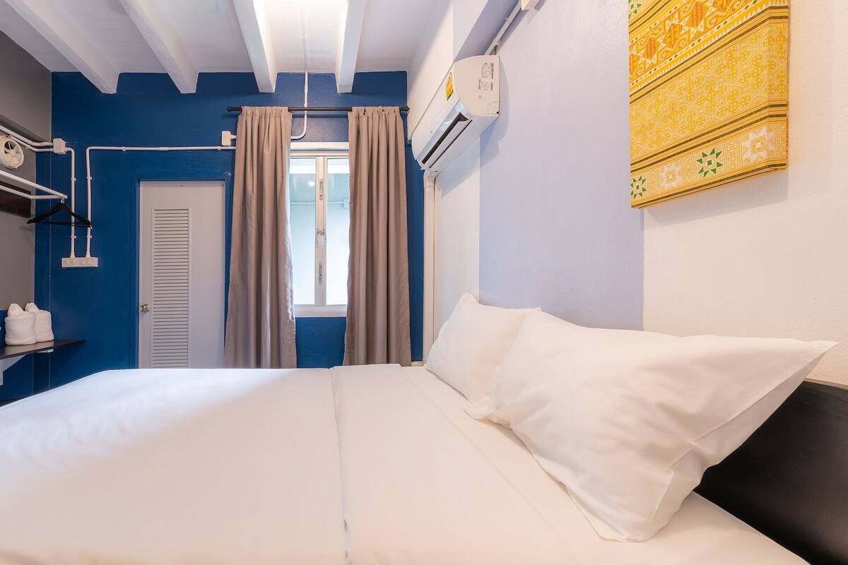 Desk, WiFi (free), bed sheets