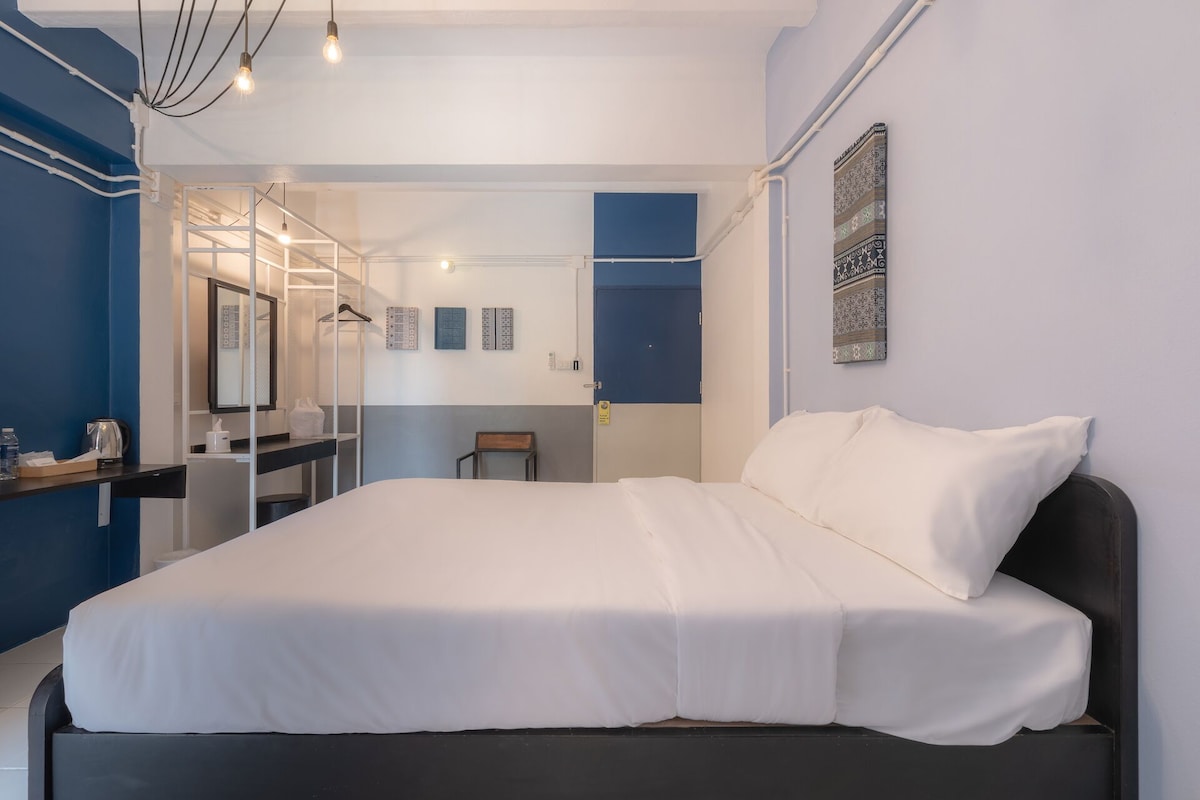 Desk, WiFi (free), bed sheets