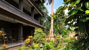 Il s’agit d’un bâtiment traditionnel doté d’un porche abrité et d’un jardin où poussent différentes espèces de plantes, ainsi que d’un sentier en pierre.