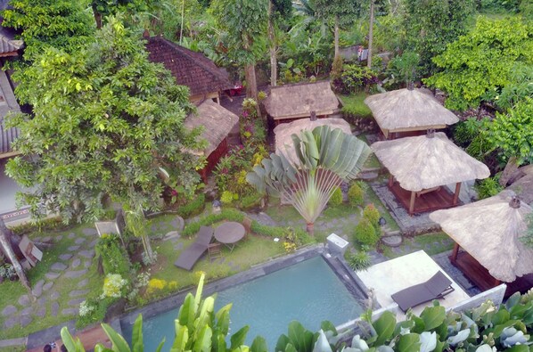 Alberca al aire libre y camastros