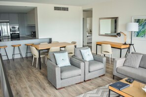 Apartamento, 3 habitaciones | Zona de estar | Una televisión de pantalla plana