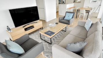 Departamento, 3 habitaciones | Área de sala de estar | Televisión de pantalla plana