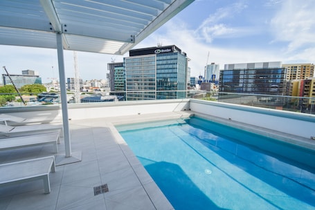 Una piscina al aire libre