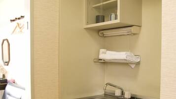 Single Room | Private kitchenette | Fridge, stovetop, electric kettle