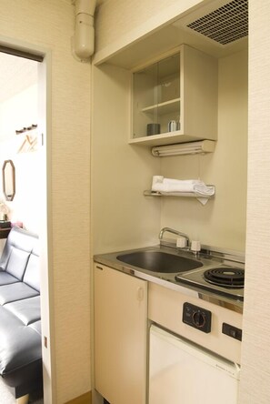 Habitación individual | Cocineta privada | Refrigerador, parrilla de estufa y tetera eléctrica