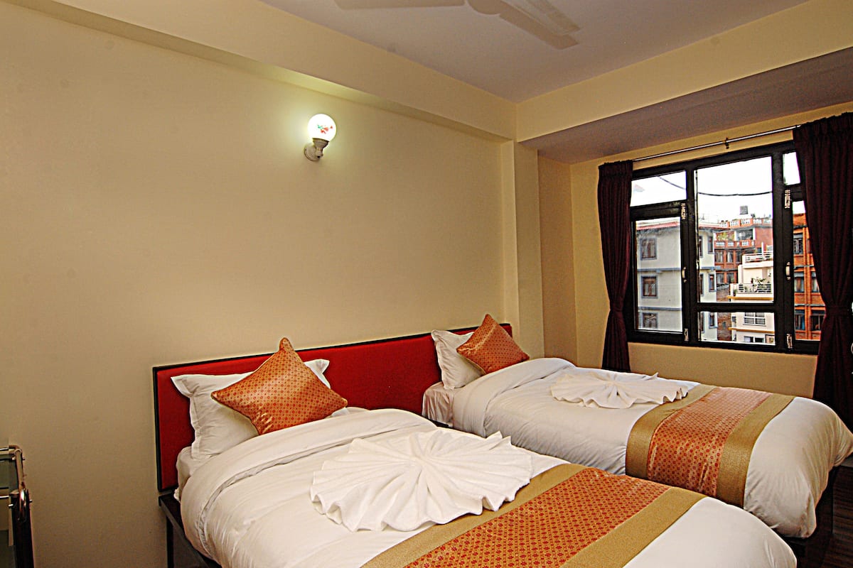 Chambre Standard avec lits jumeaux, vue ville | Bureau, Wi-Fi gratuit