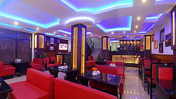 Se sirven desayunos, comidas, cenas y cocina local e internacional