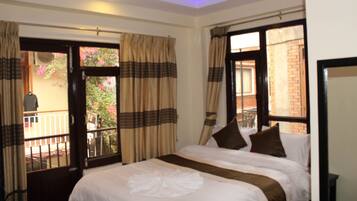 Kahden hengen huone, oma kylpyhuone, kaupunkinäköala | Työpöytä, ilmainen Wi-Fi