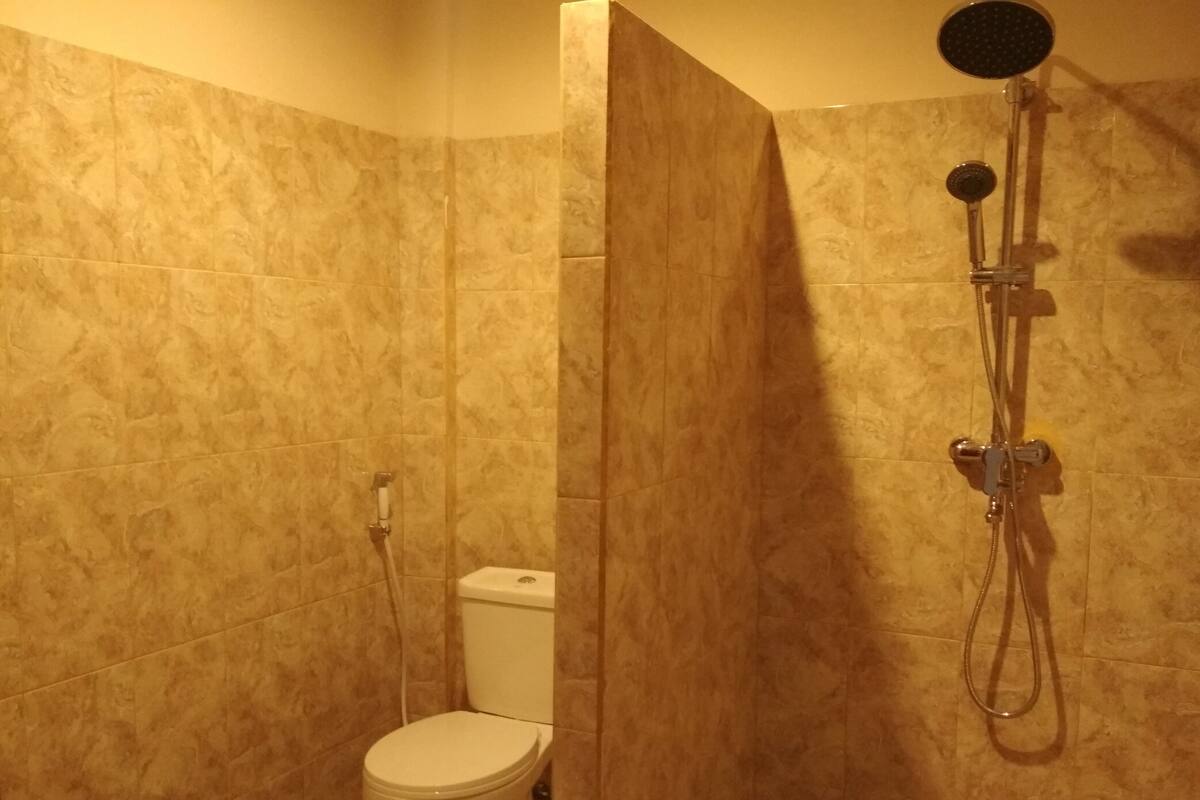 Buồng tắm vòi sen, đồ dùng nhà tắm miễn phí, máy sấy tóc, khăn tắm 