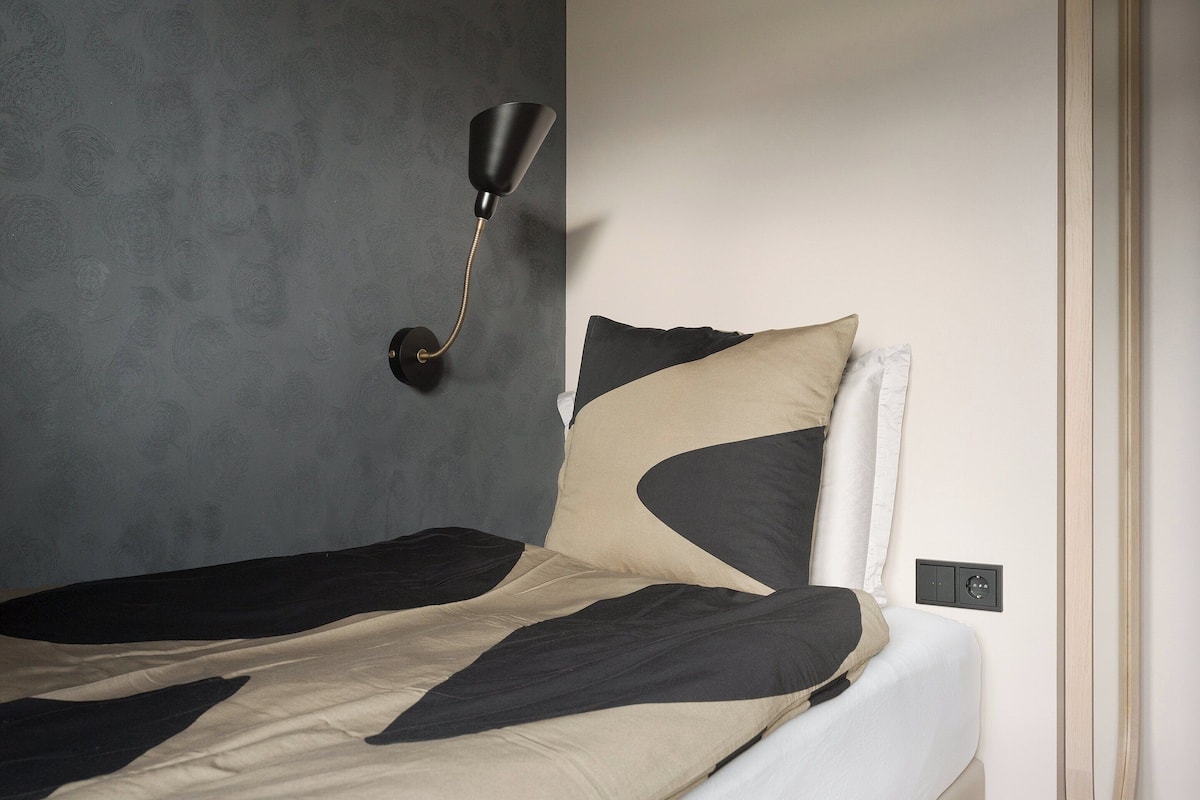 standard single room | in-room safe, desk, soundproofing, iron/ironing board