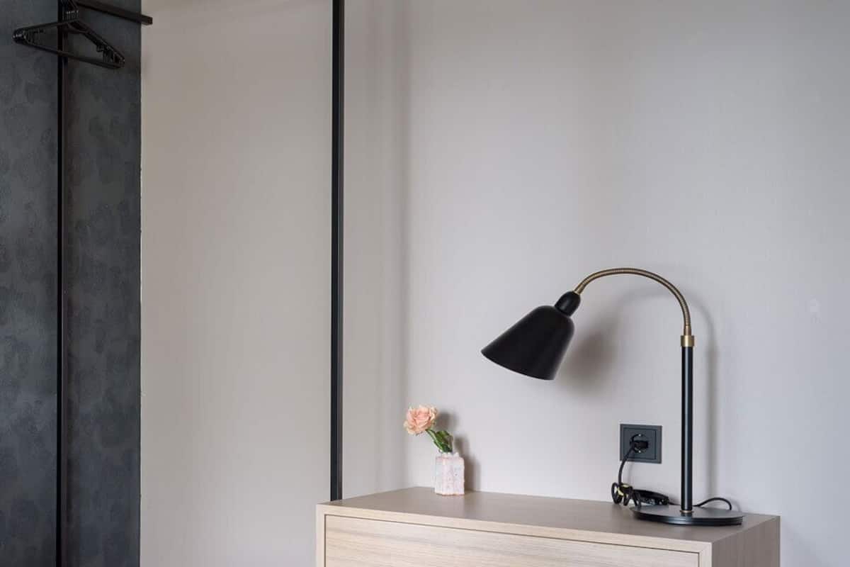 1 kamar tidur, brankas, meja kerja, dan kedap suara