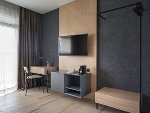 Caja de seguridad en la habitación y escritorio