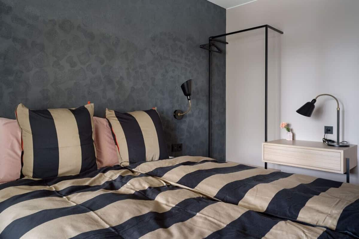 1 slaapkamer, een kluis op de kamer, een bureau, geluiddichte muren
