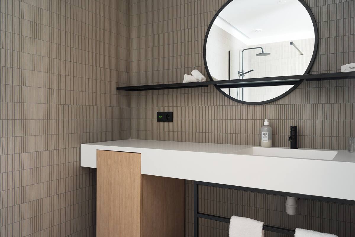 suite | bathroom | shower, free toiletries, hair dryer, towels
