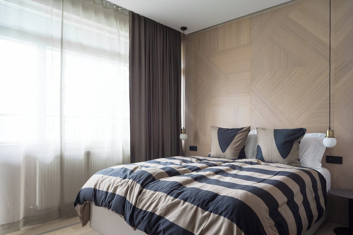 Deluxe tweepersoonskamer, balkon | 1 slaapkamer, een kluis op de kamer, een bureau, geluiddichte muren