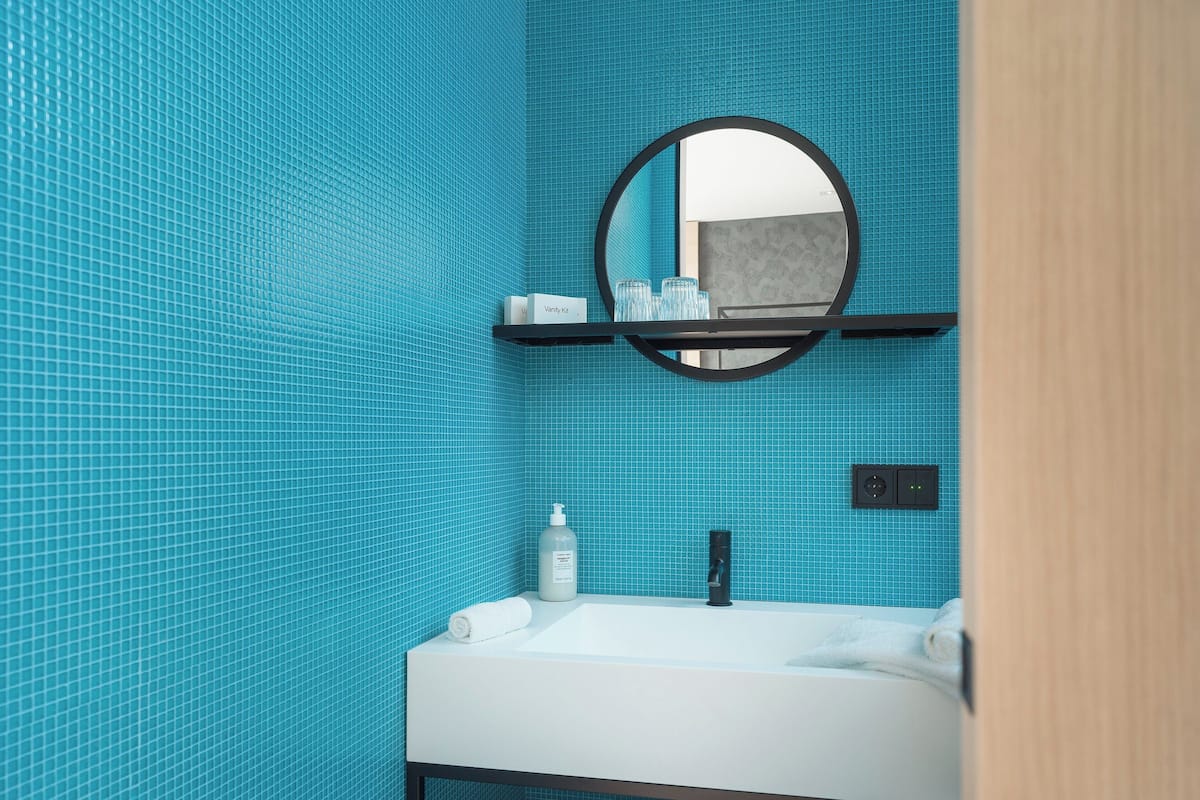 deluxe double room, balcony | bathroom | shower, free toiletries, hair dryer, towels