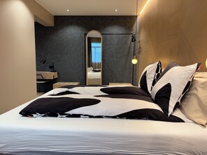 Suite | In-room safe, desk, soundproofing, iron/ironing board - Hotel Lotus (Reykjavik)