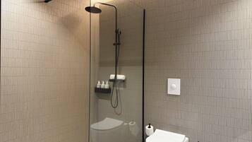Suite | Badkamer | Een douche, gratis toiletartikelen, een haardroger, handdoeken